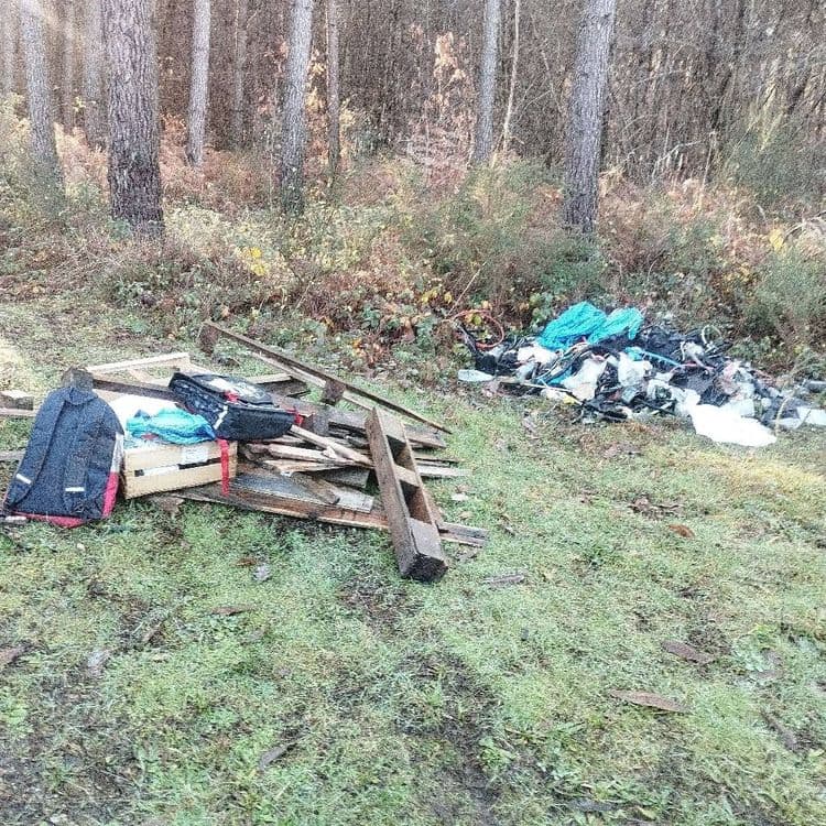 Je vous mets une autre photo avec un nom et une adresse trouvé dans un sac 