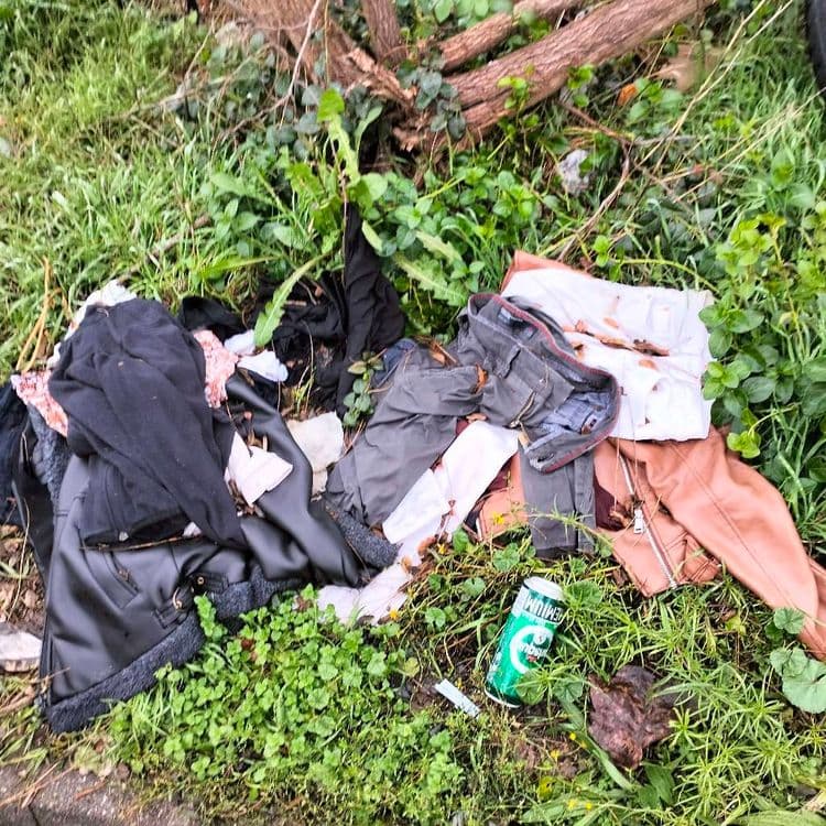 Pneus usagés, mobilier et déchets divers abandonnés sur un parking en zone commerciale 